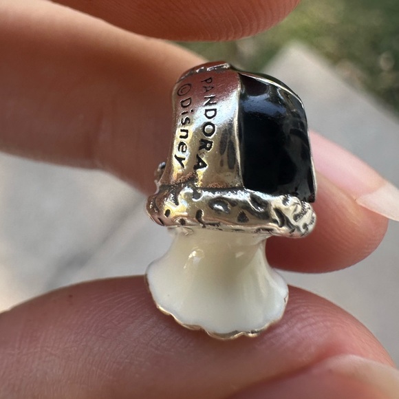 Pandora x Disney Cruella De Vil Charm – 101 Dalmatians - Picture 9 of 11